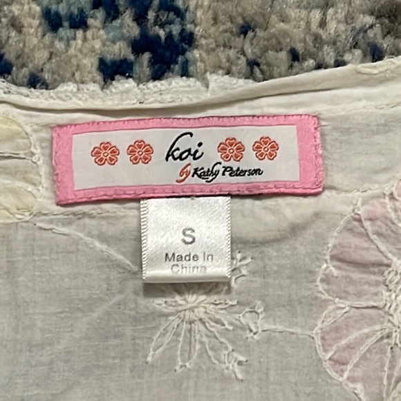 💰3 items for $25 🏷 Koi by Kathy Peterson White Katelyn Mock Wrap Top sz Small - Picture 6 of 9